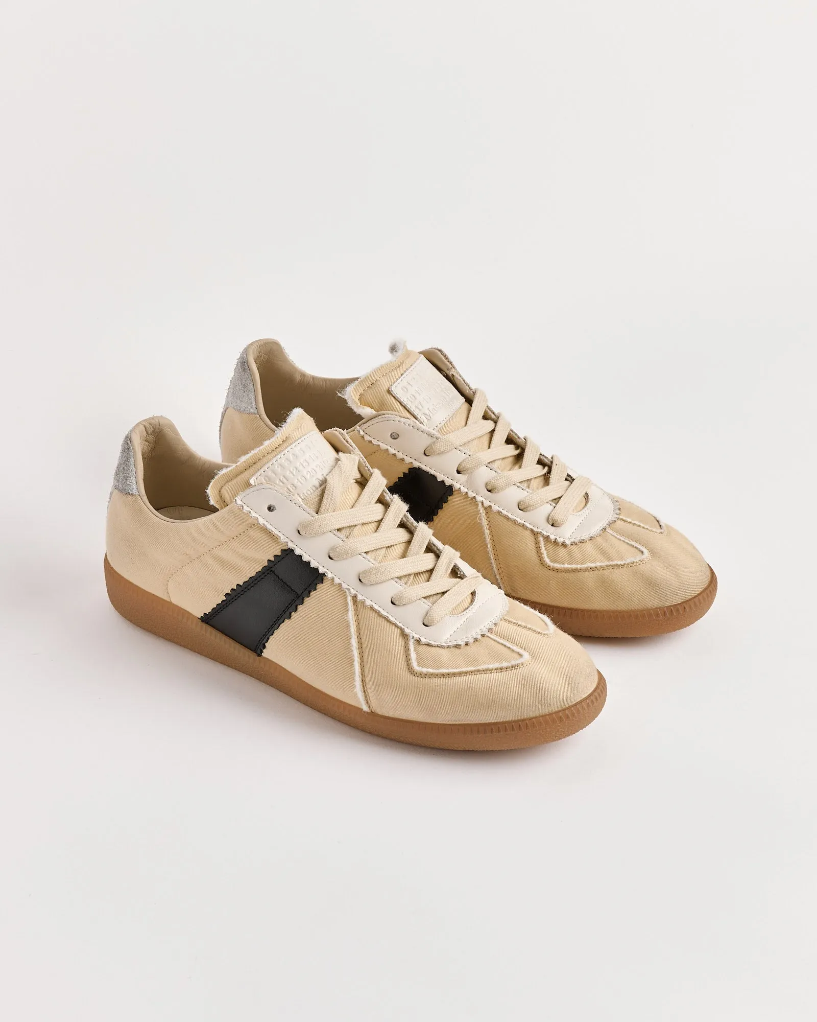 Replica in White/Black